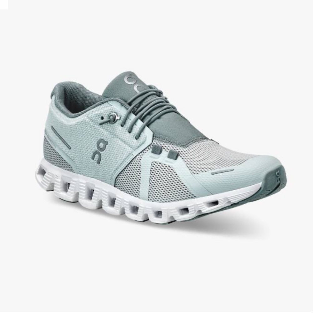 On Cloud 5 Women’s running shoe.